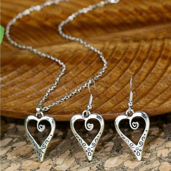 💙Hollow out heart pendant necklace & drop earrings. - Picture 2 of 5